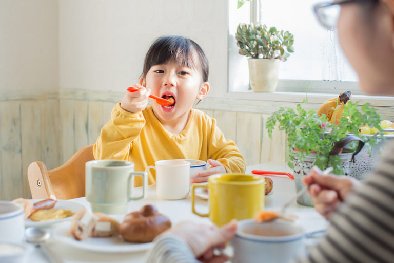 食事をしている子供の画像
